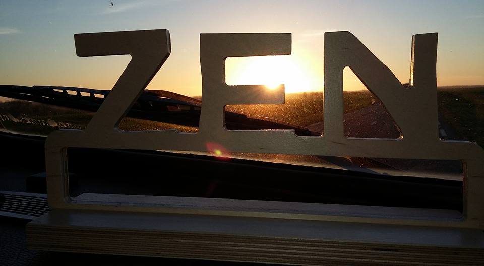 Zen uitgespeld in letters op een dashboard voor de ondergaande zon