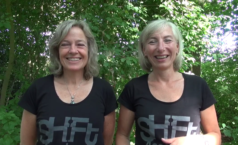 Screenshot van video Linda Spaanbroek en Angela mastwijk twee lachende vrouwen voor groene bomen