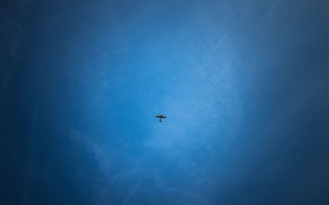 vliegtuig in de verte in een blauwe lucht
