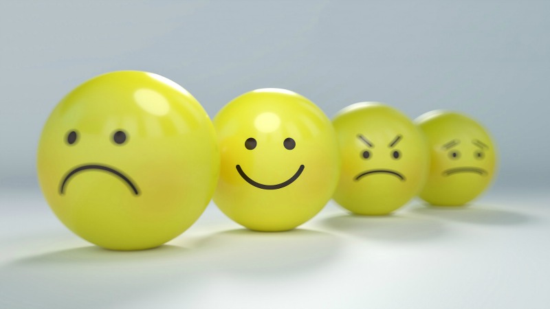 Gele ballen met gezichtjes met verschillende emoties