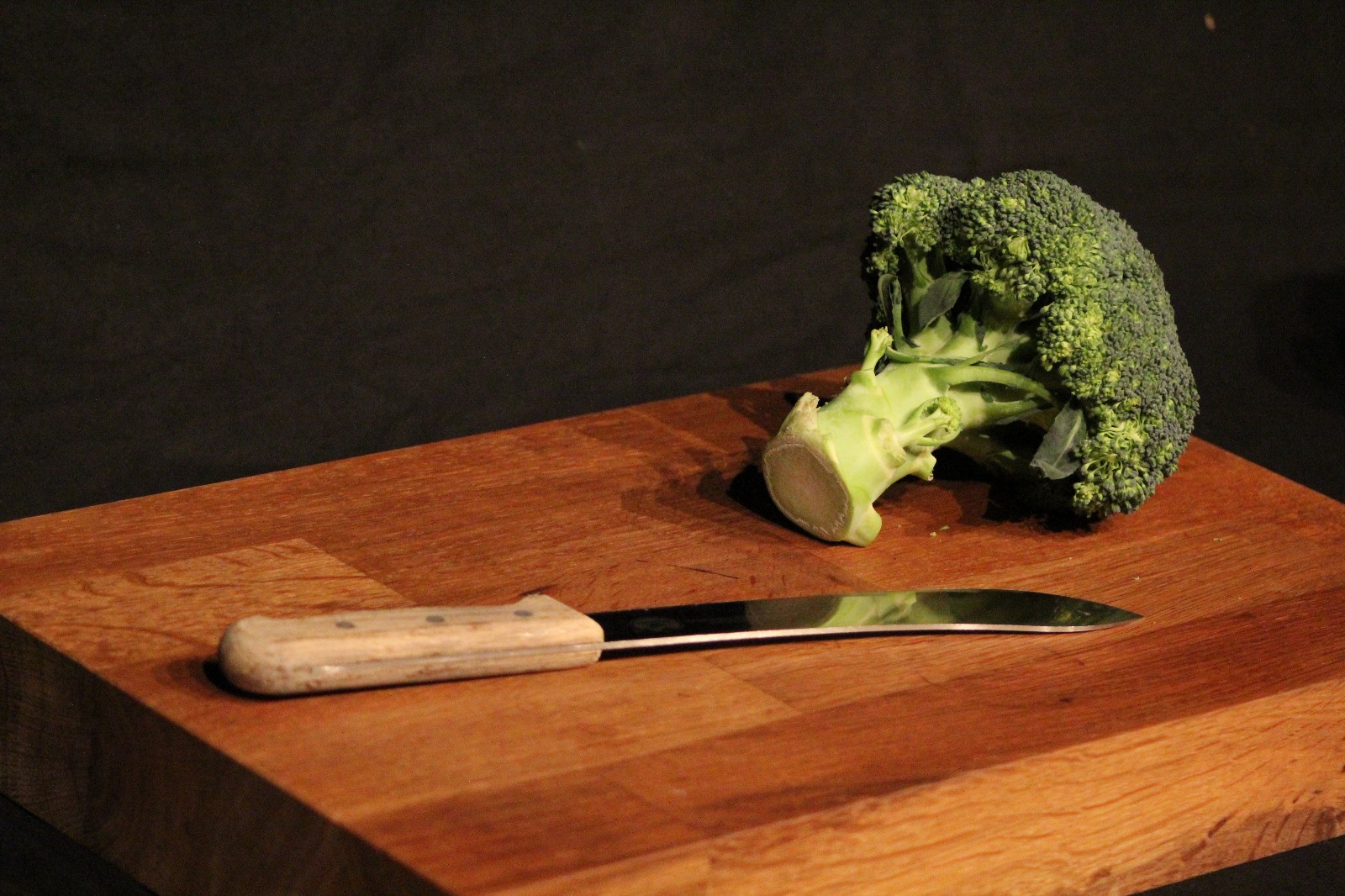 Broccoli op een hakblok met een mes ernaast