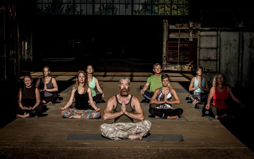 Groep mensen mediteert in yoga pose