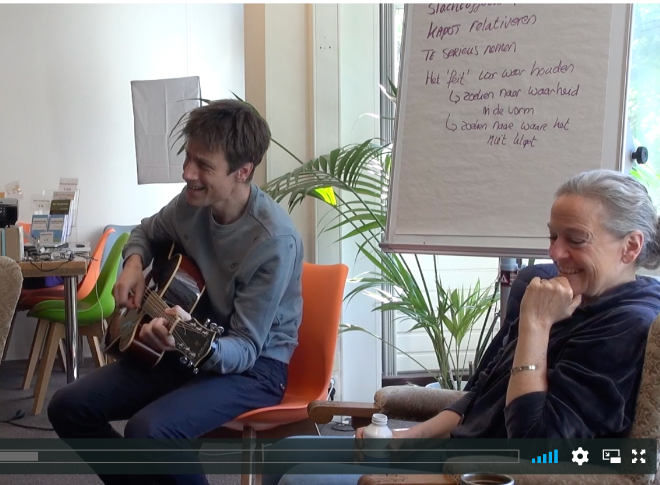 Screenshot van video Floris Huetink die gitaar speelt in Shift Academy ruimte