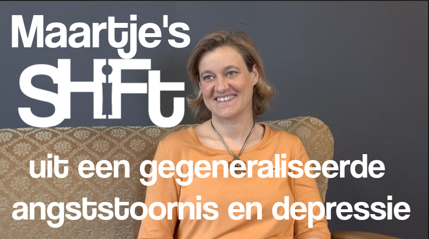 Foto Maartje op bank voor grijze muur met tekst Maartje's shift uit een gegeneraliseerde angststoornis en depressie