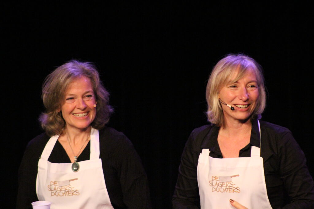 Linda Spaanbroek en Angela Mastwijk twee vrouwen met witte schorten om voor een zwarte achtergrond