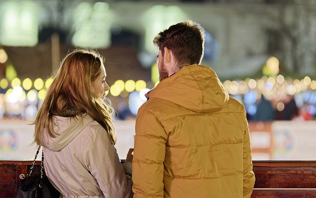 Stel man en vrouw praten tegen elkaar