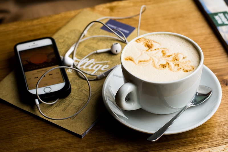 podcast luisteren koffie oordopjes telefoon