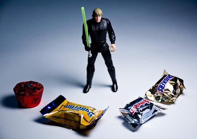 luke skywalker action figure bewaakt tegen kleine chocolaatjes temptation metafoor voor wilskracht