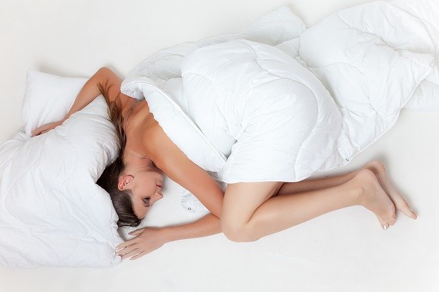 Vrouw slapend in bed ontspanning