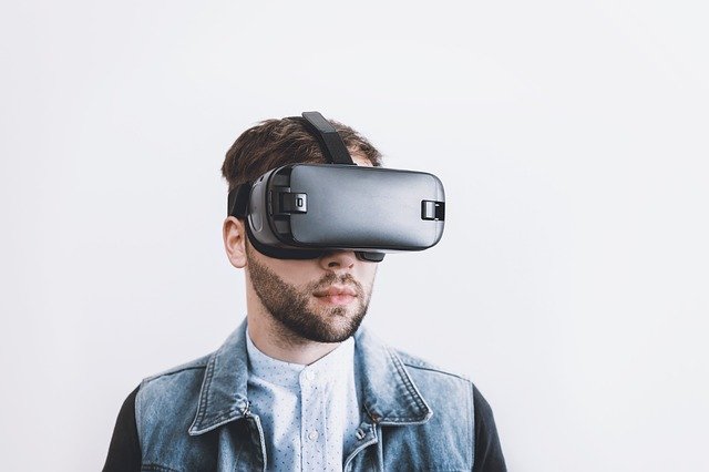 Man met VR bril op