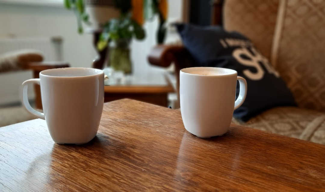 koffie op tafel Foto van man in zwembroek die van zandstenen klif springt met de tekst deep dive 3-daagse intensive