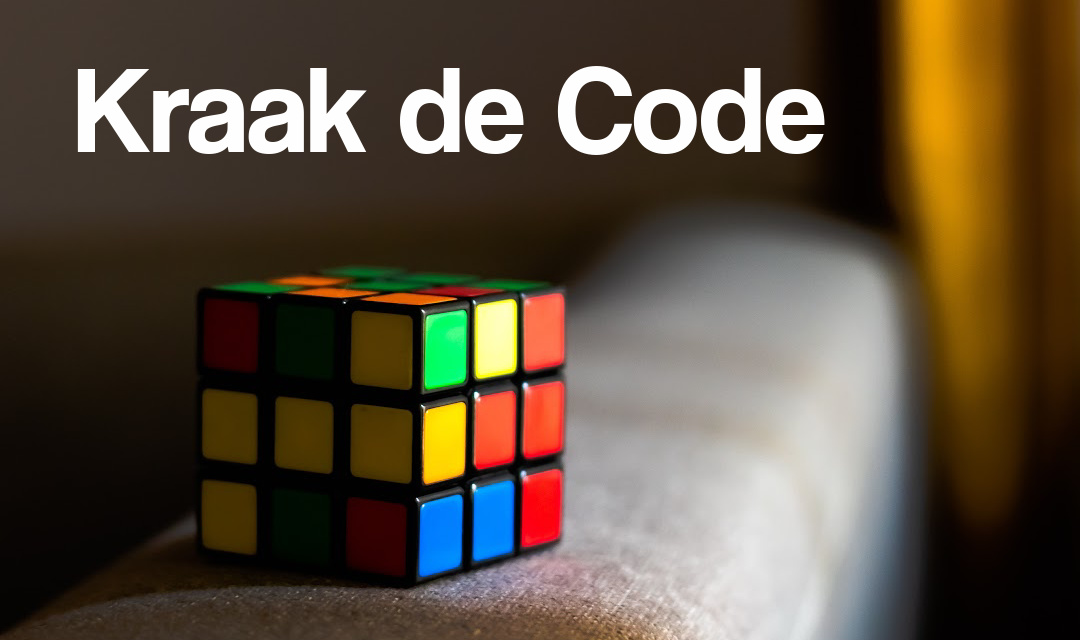 Bril op bureau met beelscherm met codes erop en tekst kraak de code intensieve begeleiding