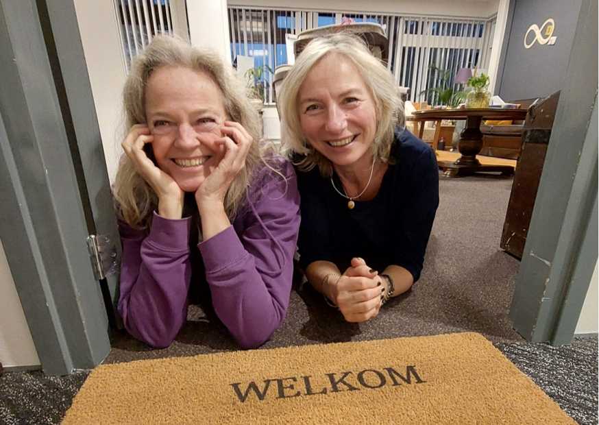 Linda Spaanbroek en Angela Mastwijk twee vrouwen met witte schorten om voor een zwarte achtergrond